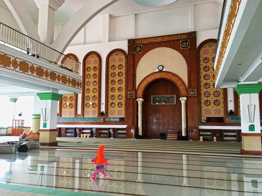 Внутри мечети Аз-Зикра