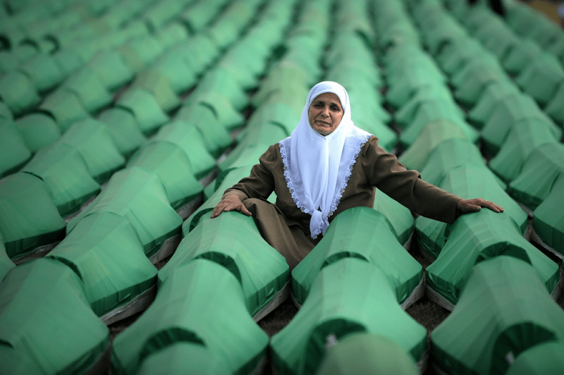 Скорбящая женщина на массовых похоронах последних опознанных жертв геноцида в Сребренице