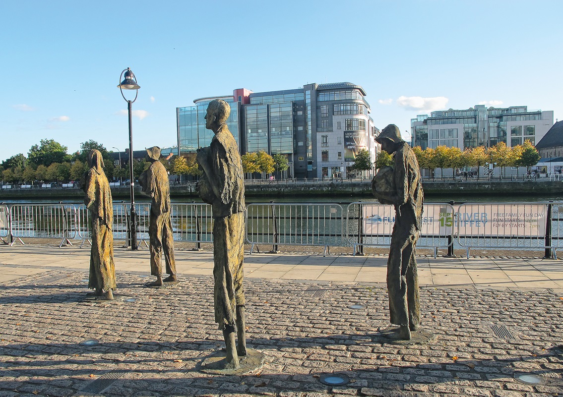 Скульптурная группа «Голод» мастера Роуэна Гиллеспи (Rowan Gillespie), установленная в Дублине в 1997 году в память о миллионах ирландцев, погибших или эмигрировавших во время Великого голода, ставшего самым страшным бедствием нации