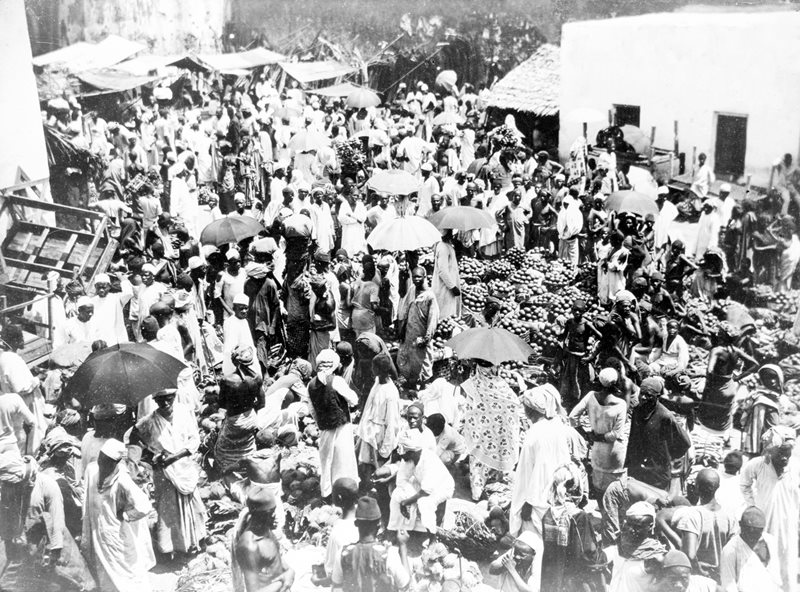 Снимок начала XX в., изображающий рынок в Каменном городе. 