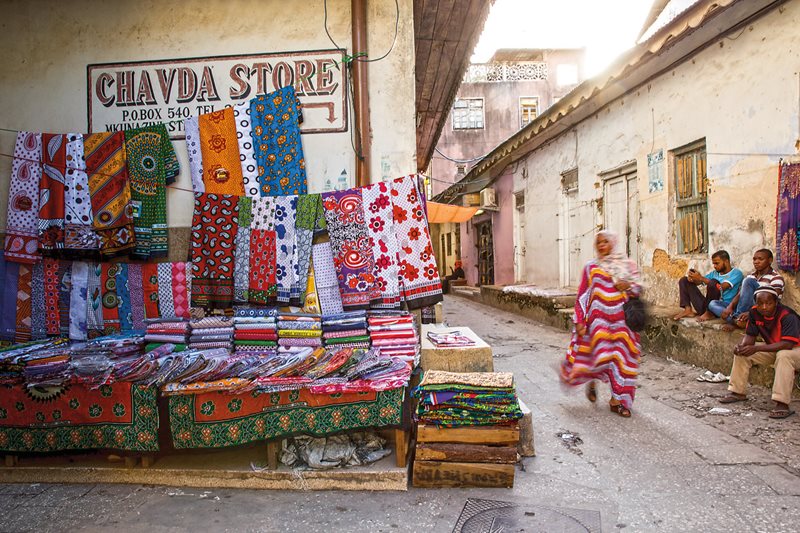 Старейшая и крупнейшая на Занзибаре фирма по продаже канг – Chavda Textiles. Она занимается и оптовой торговлей. Возможно, ее товар есть и в этой лавке, прямо у ее дверей