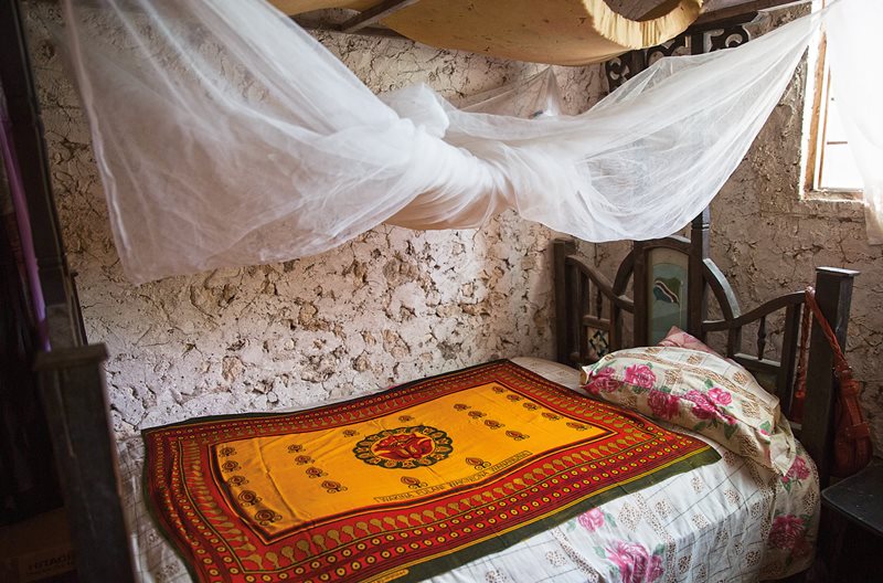 Одни канги носят, чтобы сделать заявление, другие, как эту, в доме Хидайи в Бведжуу, используют для украшения интерьера, чтобы добавить помещению цвета и уюта