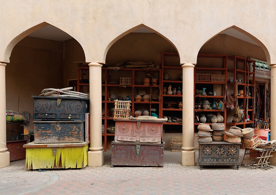 Много обычных старинных сундуков неплохо сохранилось до наших дней, как эти, выставленные на рынке в Омане