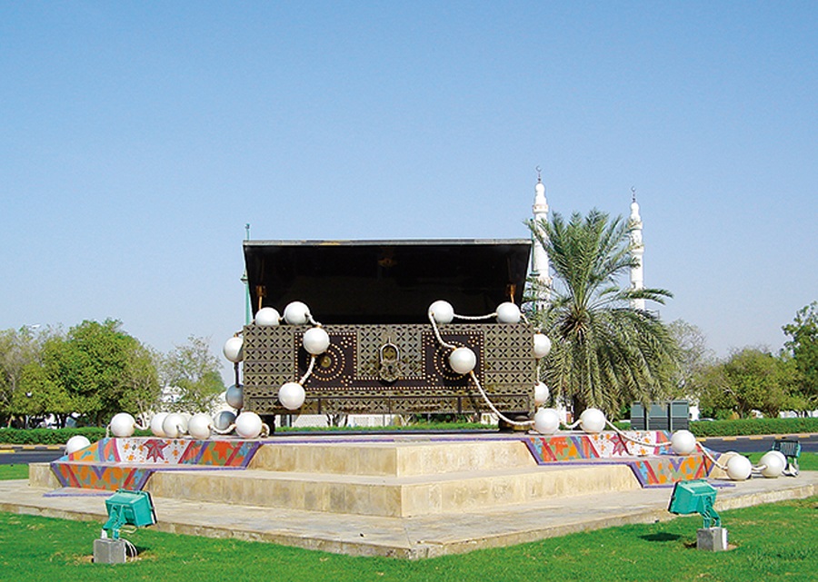 Роль сундука для приданого в культуре отражена в этом памятнике на одной из транспортных развязок в Эль-Айне, ОАЭ