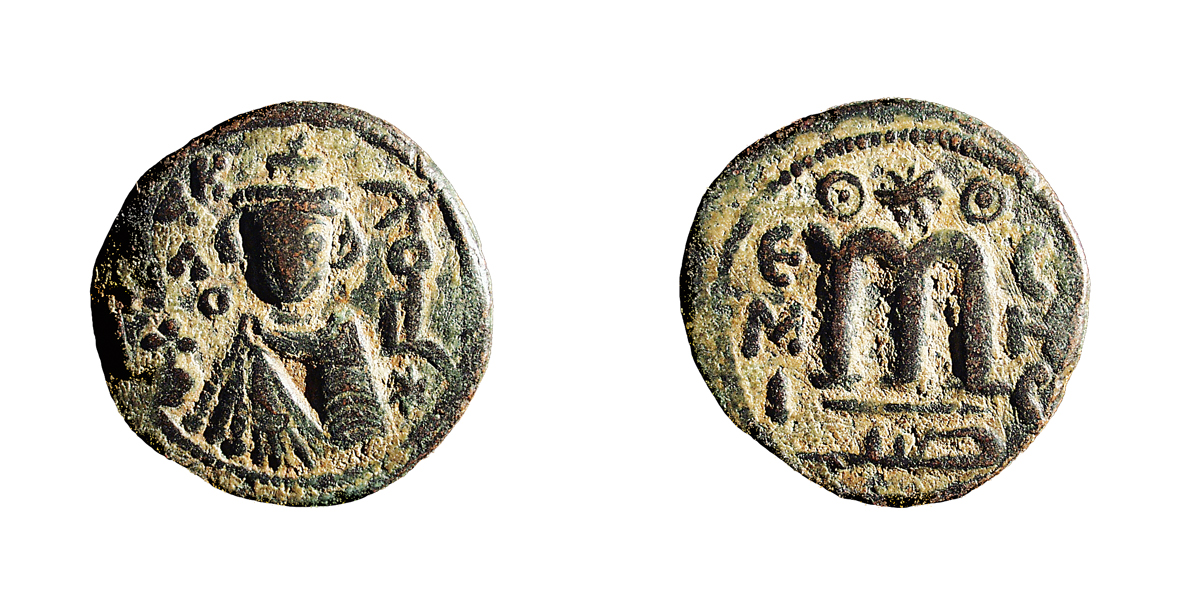 на монетах, чеканившихся в Хомсе (Сирия), был поясной портрет императора, на дамаскских – фигура в полный рост, на монетах, отчеканенных в Баальбеке (современный Ливан) – две фигуры и т.д.