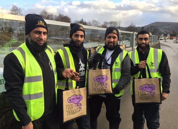 Активисты фонда «Аль-Имдаад» стали одними из первых, кто пришел на помощь пострадавшим от наводнения в Уэльсе, о чем свидетельствуют фотографии, стремительно приобретшие популярность в сети