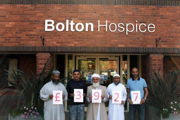 Представители четырех мечетей вручили хоспису в Болтоне чек на 3927 фунтов, собранных за счет пожертвований мусульман во время Рамадана