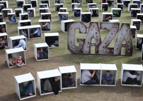 Британцы забрались в тесные ящики, протестуя против блокады Газы
