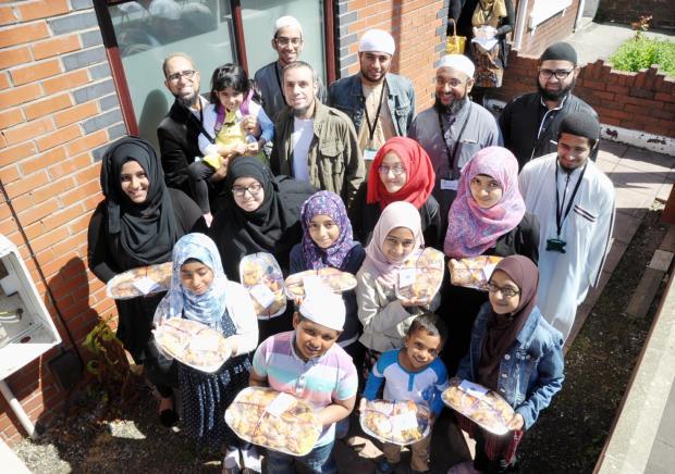 Добровольцы из «Академии Байт Мухаммад» во время Рамадана раздавали на улицах горячие обеды нуждающимся, бездомным, а также организовали их доставку в дом престарелых.