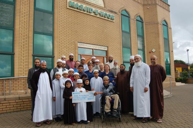 Мечеть Масджид-э-Нур в Престоне собрала 4138 фунтов для кардиологического отделения Королевской больницы Престона.