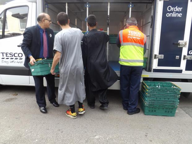  Мечеть в пригороде Лондона Хендоне во время Рамадана собрала пожертвования в размере 500 фунтов для закупки продовольствия для малоимущих