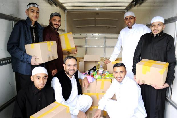 Мечеть Маркази Джамия Гаузия в городе Бернли собрала шесть микроавтобусов с грузом гуманитарной помощи для беженцев в Кале