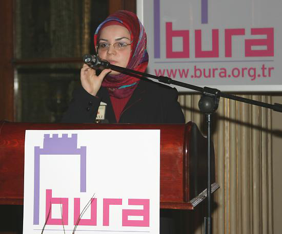 Айшенур Бильги Солак (Aysenur Bilgi Solak) – одна из самых известных политиков и социологов в Турции. Ее активная политическая деятельность началась с членства в Партии Справедливости и Развития, которая является правящей в стране с 2001 года. 