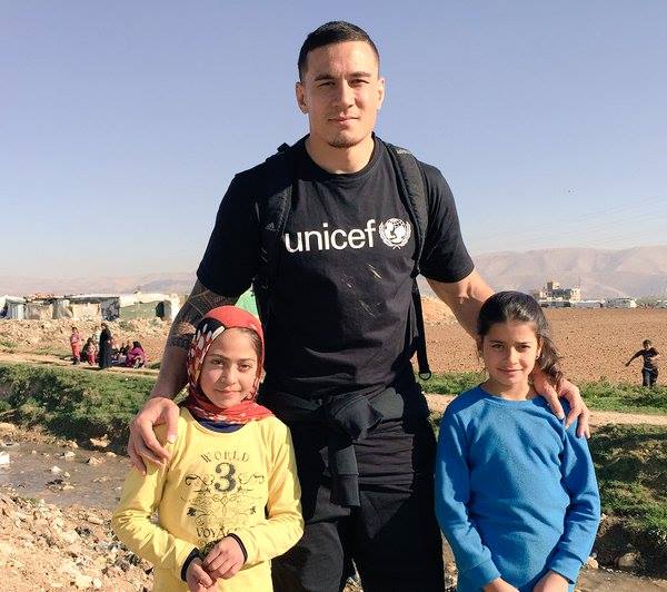 Сонни Билл Уильямс прибыл в Ливан с ЮНИСЕФ для того, чтобы пролить свет на бедственное положение детей, чьи жизни опустошены в результате конфликта в Сирии. 