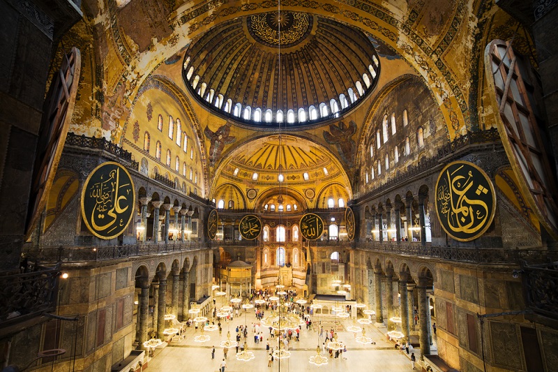 Архитектурный стиль Айя-Софии, в частности, форма купола, оказали влияние на османскую архитектуру последующих столетий, что прослеживается, например, в Голубой мечети, построенной в Стамбуле в XVII веке.