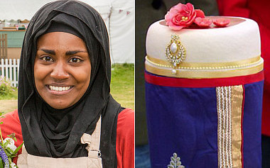 К финалу Надия испекла великолепный свадебный торт, в котором творчески выразила свою британско-азиатскую сущность: торт в бело-красно-синих цветах британского флага оформлен украшениями с ее бангладешской свадьбы.