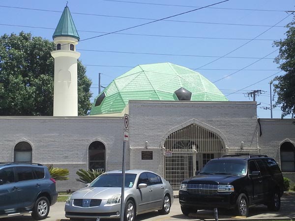 Масджид Абу-Бакр ас-Сиддик: эта мечеть восточной архитектуры с минаретами позволяет ощутить в этом городе разных культур реальное присутствие ислама