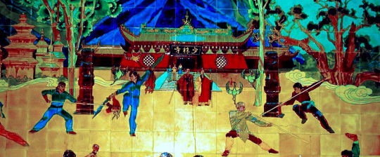 Рис. 1. Современная фреска на стене монастыря Шаолинь. Настоятель и главный монах в черном (в центре) наблюдают за тренировкой иностранных учеников.