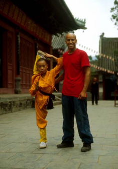 Рис. 3. Автор статьи с маленьким шаолиньским монахом в храме Шаолинь во время празднования 1500-летия монастыря