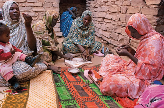 Женщины Тишита занимаются изготовлением бус: шлифуют каждый кусочек ракушки на гранитной плите и аккуратно просверливают в нем до пяти отверстий
