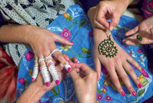 Ритуал раскраски лица и рук невесты был распространен среди мусульман на всех Балканах.