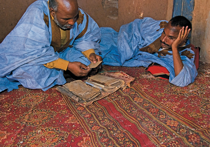 Суэйд Ульд Мохамед Буяту, слева, и Лимам Ульд Абдель Мумин показывают рукописи из своего архива – одного из 20 местных архивов, некоторые рукописи в них датируются XII веком