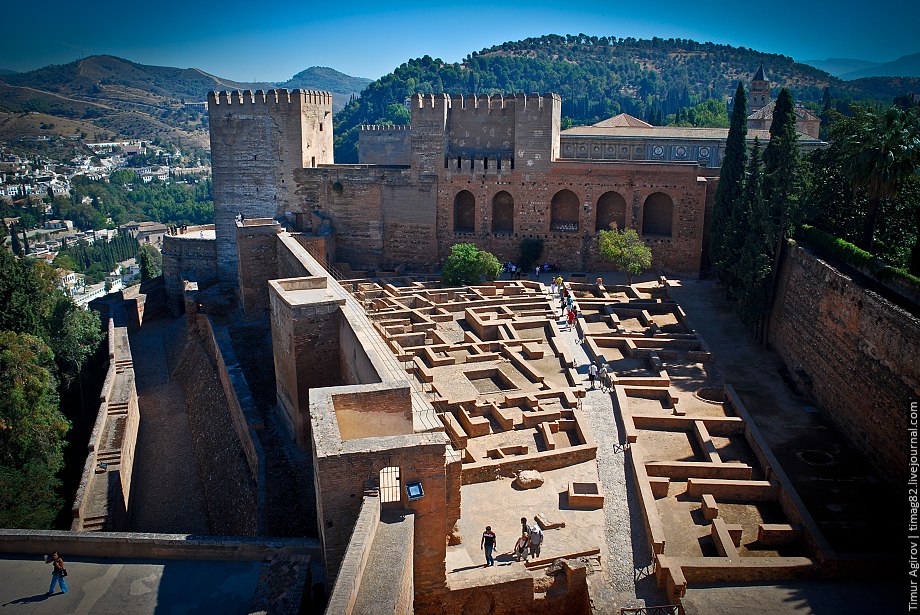 Наконец, самая старая часть дворца и самая высокая, это крепость Алькасаб