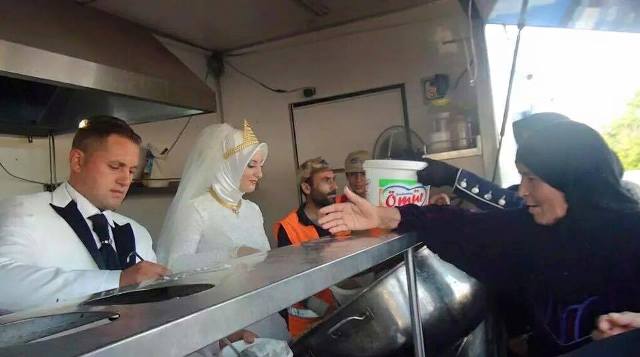Как турецкая пара решила разделить свою свадьбу вместе с беженцами