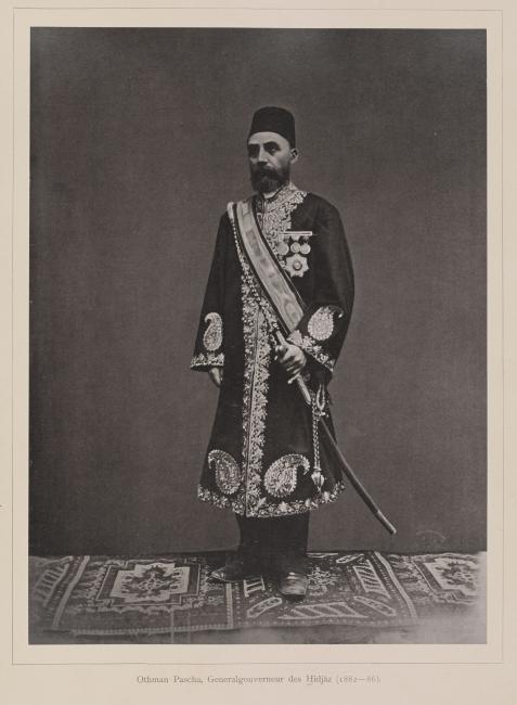 Портрет Осман-паши, правителя Хиджаза (1882-1886 гг.), сделанный Абд аль-Гаффаром или Снук-Гюрхронье в 1885 году. Негатив подвергся существенной коррекции, в частности, был заменен фон