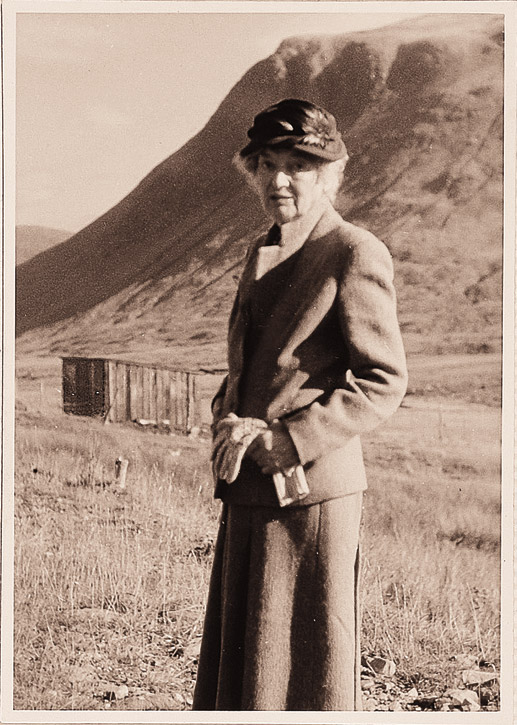 Леди Кобболд была известна как превосходная охотница (в собственном поместье Гленкаррон на северо-западе Шотландии)