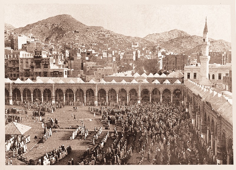 Этот снимок части внутреннего двора Запретной мечети в Мекке впервые был опубликован в 1925 году в Каире Ибрагимом Рифатом, позднее он был использован в книге леди Кобболд «Паломничество в Мекку»