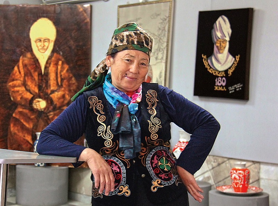 Одна из полутора тысяч потомков датки Базаргул Койонбаева возглавляет Историко-этнографический музей имени Курманжан датки в Гульче. На стенах висят портреты Курманжан, в витринах – предметы, связанные с ее жизнью