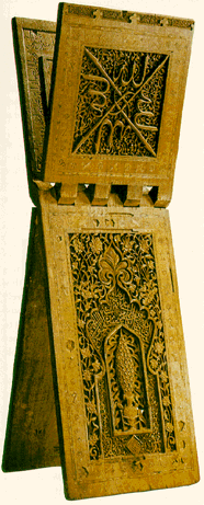 Рукописное письмо на деревянном пьедестале Корана