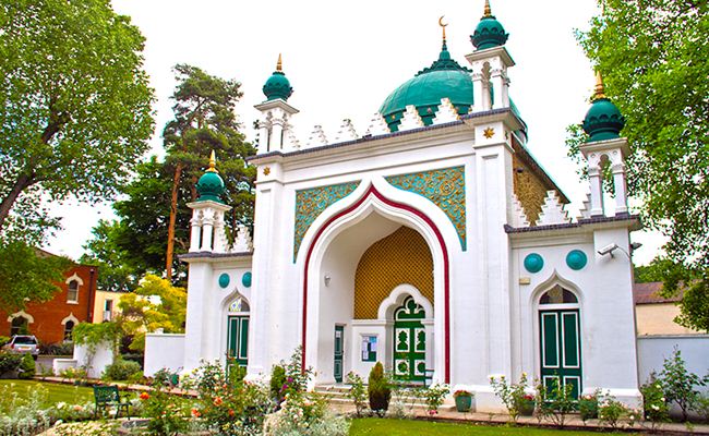 Другой мусульманский памятник — мечеть Шах-Джахан в Уокинге, построенная в 1889 году — стала единственной мечетью, которой присвоили наивысшую категорию защиты.