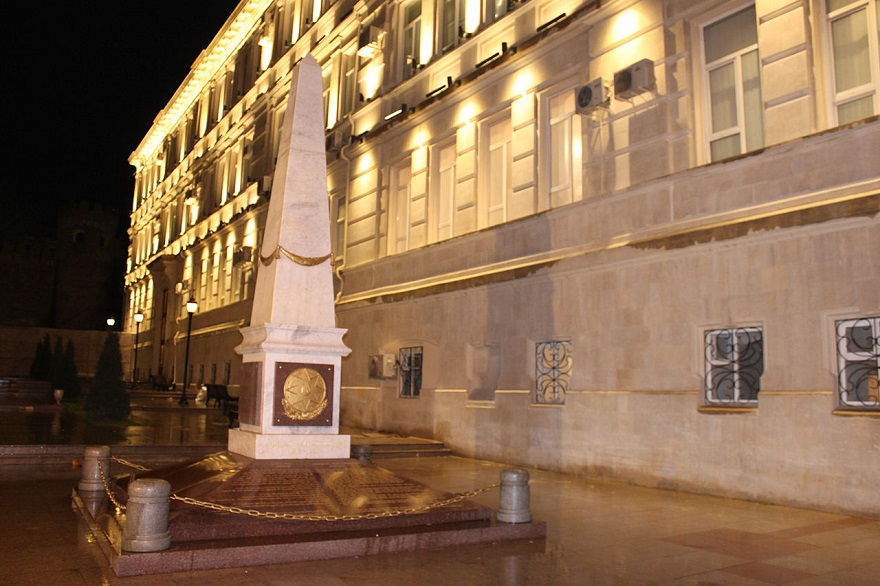 В Баку на улице Истиглалият (Независимость) установлена стелла с текстом декларации независимости (на арабице и на латинице).