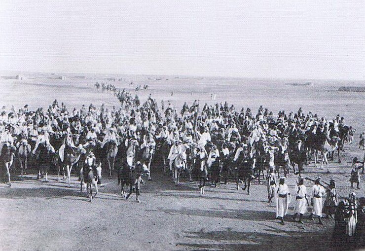 Арабские повстанцы во главе с Фейсалом бин Хусейном (которого позднее британцы сделали королем Ирака) идут взрывать железную дорогу