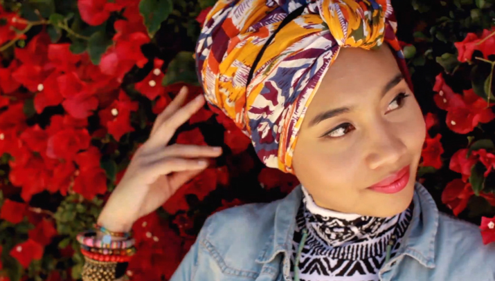  Открытием американской музыкальной индустрии стала молодая мусульманская певица малазийского происхождения Юна (Yuna). Благодаря своему таланту эта поп-звезда имеет поклонников по всему миру.