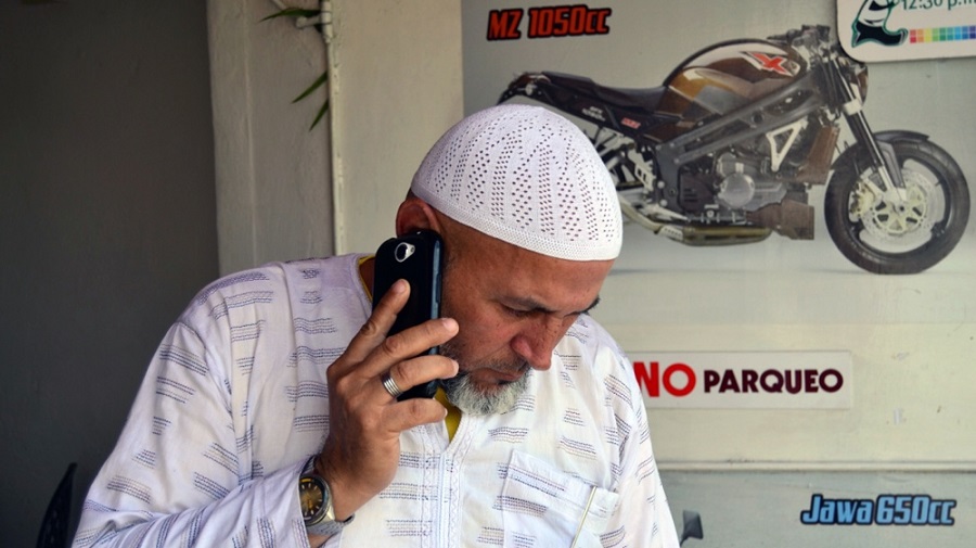 Хорхе Мигель Гарсия – Халед – владеет кафе пополам с другом-немусульманином. Его кафе – место встреч мусульман. Посетители-немусульмане, приходя к нему, часто интересуются исламом, желая узнать больше об этой религии