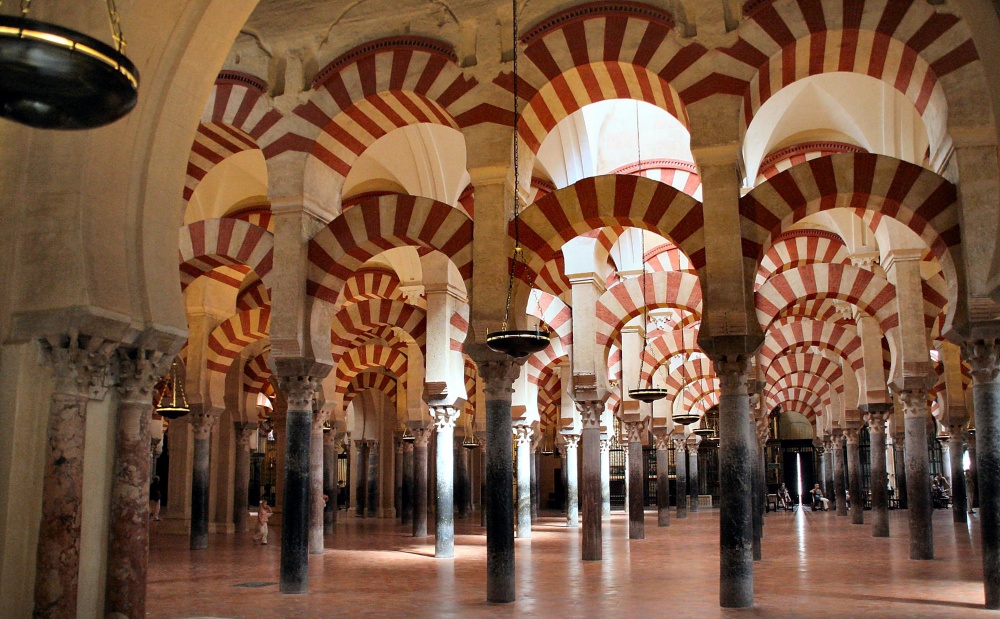 Внутренний интерьер мечети-университета в Кордове, Испания. Построена в 785 г. н.э.