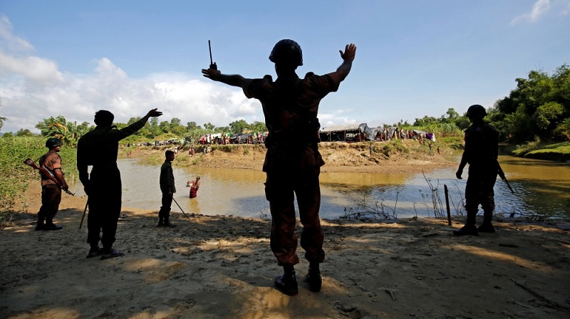 Бангладешские пограничники сигнализируют рохинья, застрявшим на нейтральной полосе между Мьянмой и Бангладеш
