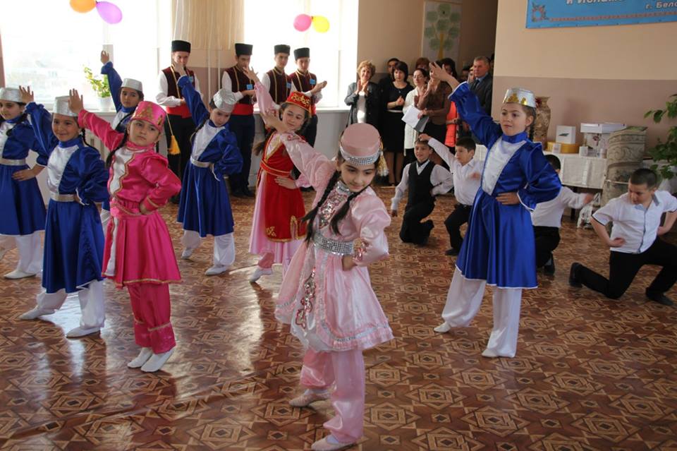 Украсило мероприятие выступление юных танцоров, исполнивших крымскотатарские национальные танцы.