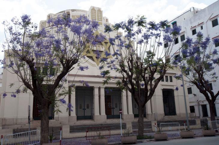 Синагога в Тунисе. Хотя после революции 2011 года ситуация оставалась относительно спокойной, синагоги все-таки охраняются полицейскими