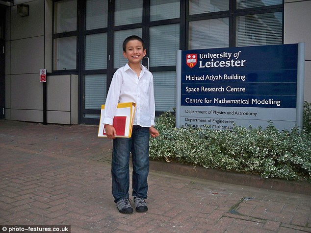 Он стал первым ребенком в мире, который в 8 лет получил высшую оценку по математике за курс средней школы, набрав 100 баллов из 100, и 99 баллов из 100 по двум из шести своих научных докладов.