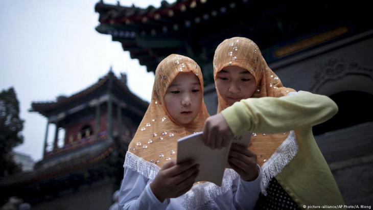 4. Две мусульманские девочки читают Коран рядом с мечетью Нюцзе в Пекине. Хуэйцзу и уйгуры – две крупнейшие этнические группы Китая, исповедующие ислам. Уйгуры подвергаются дискриминации со стороны властей, пытающихся ограничить их свободу вероисповедания, вплоть до запрета соблюдать пост. Ислам не распространяет обязанность соблюдать пост на маленьких детей, стариков, беременных, больных и путешествующих.
