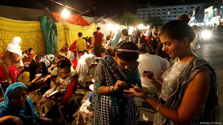 11. Пакистанские девушки украшают кисти рук замысловатыми рисунками хной, которые остаются на коже до трех недель. Цвет зависит от степени разведения хны и времени контакта красителя с кожей.