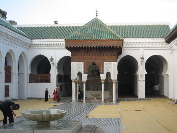 В период с начала «золотого века» исламской цивилизации и до начала Возрождения в исламском мире было создано много университетов и школ.