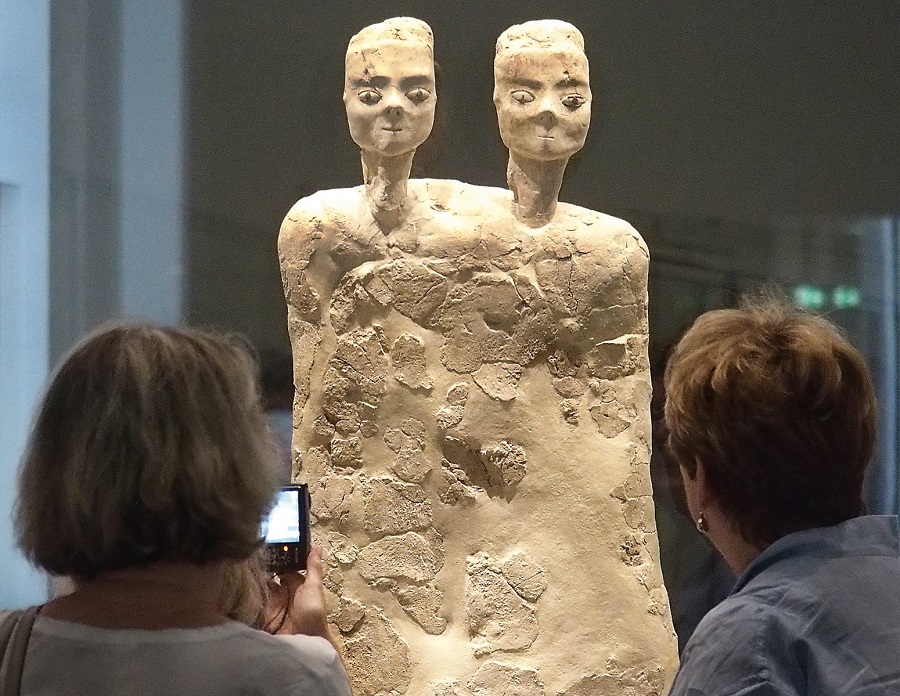 Статуя из Иордании, датированная 6500 г. до н.э., производит незабываемое впечатление и напоминает, что поиск прекрасного всегда был одной из главных тем искусства любых цивилизаций