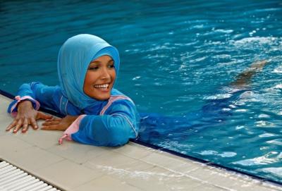 В хиджабе или без: споры о женском теле и плавании