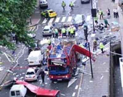 На месте взрыва пассажирского автобуса в Лондоне.
