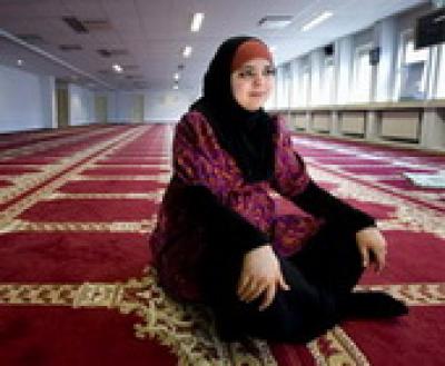 В свои 24 года Ясмине руководит большой мечетью – должность весьма необычная для молодой женщины в исламе